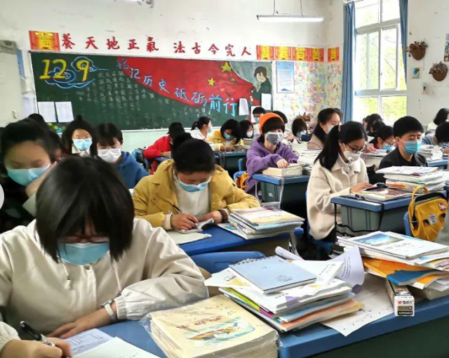 曾經上課得輪番運用設備現在每個班級都能同步展開試驗