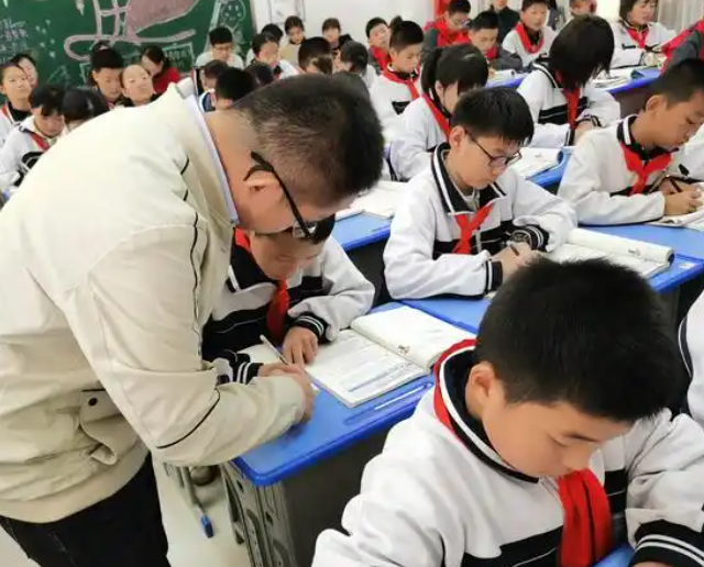 數據洞察對課程內容教育方法和評估系統進行系統性優化