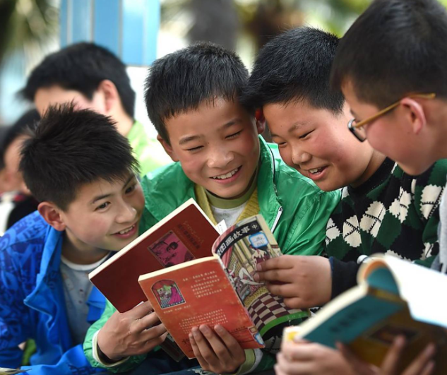 依托四維閱覽叢書構(gòu)建課程在課堂上小學(xué)以班級(jí)讀書會(huì)為載體