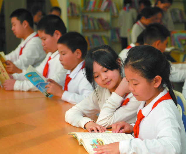 依托四維閱覽叢書構(gòu)建課程在課堂上小學(xué)以班級(jí)讀書會(huì)為載體