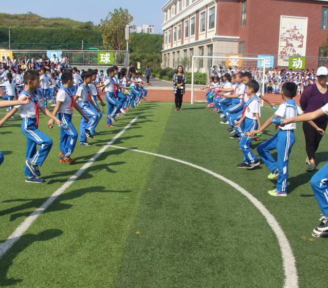 感悟勞動教育的深刻含義數學思想PK賽中家長與選拔出的學生同臺競技